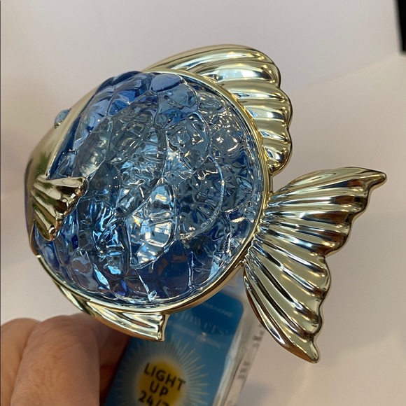 Bath & Body Works Fiber Optic “Fish” Light Up 24/7 Wallflower Plug & Refill - Picture 8 of 11